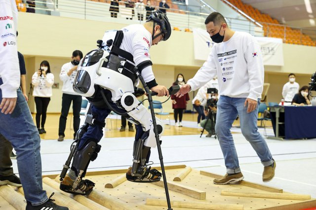 사이배슬론(Cybathlon) 2020 대회에 참가한 모습. 영남대 로봇공학과 최정수(오른쪽) 교수. 영남대 제공