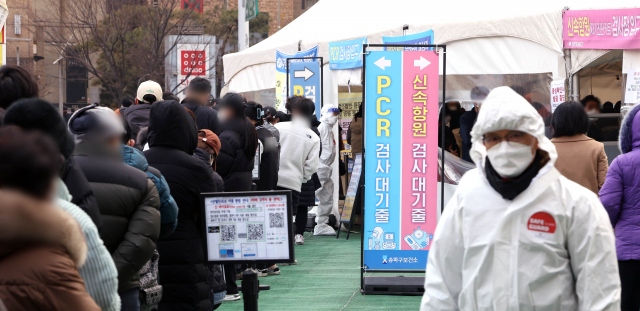 4일 오전 서울 송파구 송파보건소 선별진료소에서 코로나19 검사를 받으려는 시민들이 줄지어 서 있다. 이날 보건당국이 발표할 코로나19 신규확진은 사상 최다를 기록할 것으로 보인다. 연합뉴스
