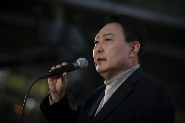 국민의힘 윤석열 대선 후보가 7일 저녁 경기 평택역 광장 유세 현장에서 지지를 호소하고 있다. 연합뉴스