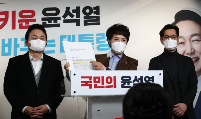 국민의힘 김은혜 공보단장이 28일 서울 여의도 중앙당사에서 기자회견을 열고 정영학 회계사와 남욱 변호사의 녹취록 발언 내용을 공개하고 있다. 연합뉴스