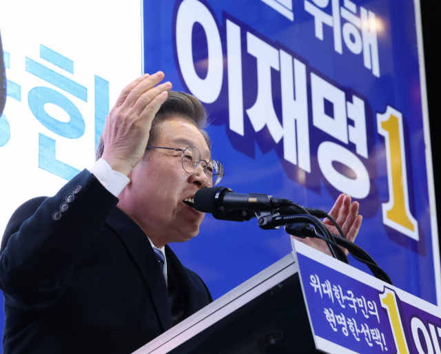 더불어민주당 이재명 대선후보가 7일 충북 청주시 성안길에서 열린 