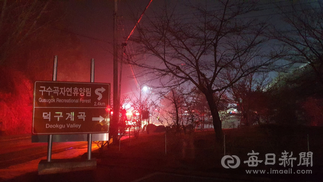 산불이 크게 번진 울진군 북면 덕구리의 덕구온천로에서 진화인력이 방호벽을 구축하고 야간에 불이 번지지 않도록 감시를 강화하고 있다. 신동우 기자