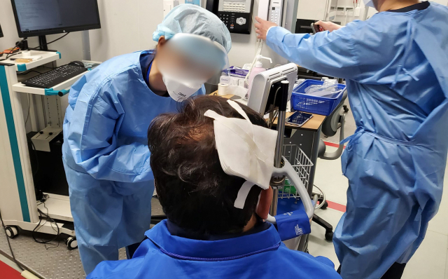 선거운동 중 70대 남성 유튜버가 휘두른 망치에 머리를 다친 더불어민주당 송영길 대표가 7일 서울 서대문구 연세대학교 신촌세브란스병원 응급진료센터에서 봉합 수술을 받고 있다. 송 대표는 이날 자신의 페이스북을 통해 