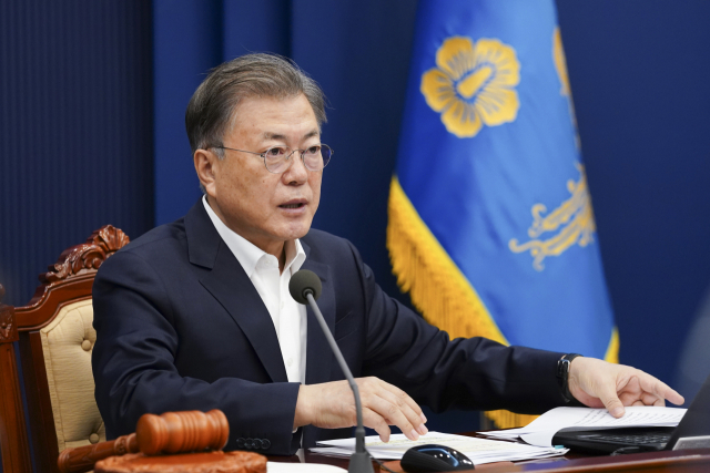 문재인 대통령이 우리나라가 국가발전 정도에 비해 성평등 분야에서 크게 뒤떨어져 있다고 주장했다. 문 대통령이 8일 청와대 여민관에서 열린 영상 국무회의를 주재하고 있다. 연합뉴스