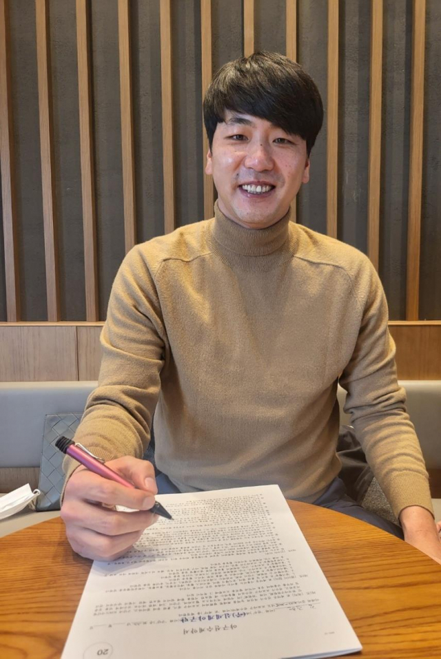 왼손 투수 김광현이 프로야구 SSG 랜더스와 계약하고 3년 만에 KBO리그로 돌아왔다. SSG 구단은 김광현과 연봉 131억 원, 옵션 20억 원 등 4년 총액 151억 원에 계약했다고 8일 발표했다. 사진은 계약서에 사인하는 김광현. 연합뉴스