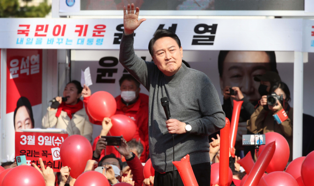 국민의힘 윤석열 대선 후보가 8일 제주시 동문시장 일대 유세 현장에서 지지를 호소하고 있다. 연합뉴스