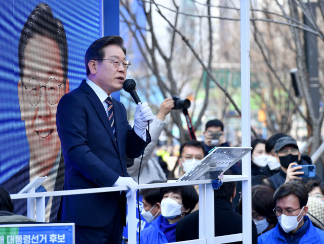 이재명 더불어민주당 대선후보가 8일 오후 서울 영등포구 여의도우체국 앞에서 열린 유세에서 시민들에게 지지를 호소하고 있다. 연합뉴스