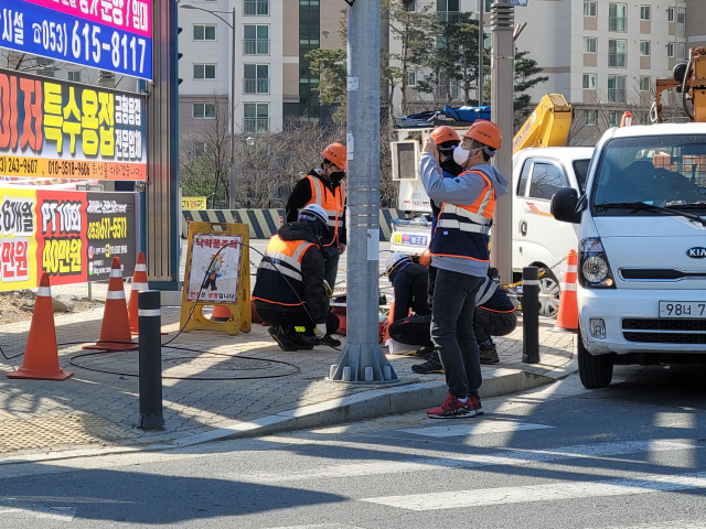 박근혜 전 대통령의 사저 앞 도로에서 통신시설 공사를 벌이고 있다.