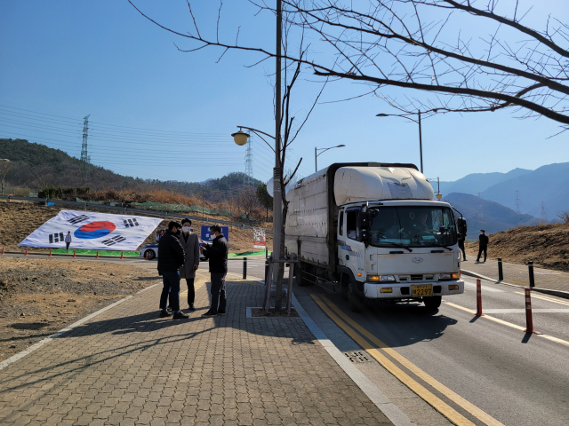 박근헤 전 대통령의 이삿짐을 싣고 온 트력이 사저에 짐을 부리고 떠나고 있다.