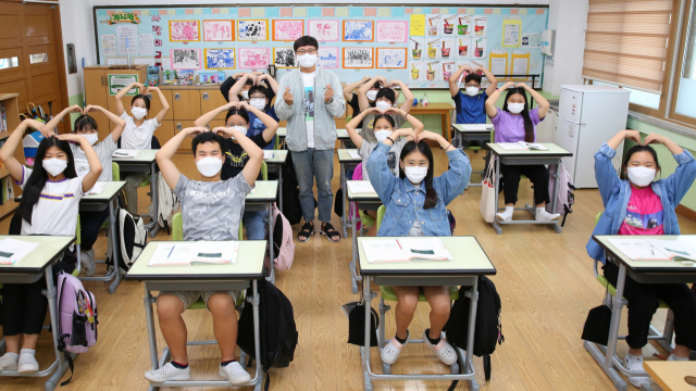 경주시가 관내 초·중·고 입학생들에게 입학축하금 10만원, 교복구입비 30만원을 지원한다. 경주시 제공