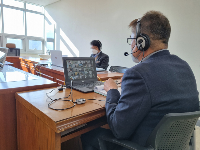 8일 경북도교육청 산하 교육지원청 감사담당자들이 컴퓨터를 활용한 비대면 화상 연수를 진행하는 모습. 경북교육청 제공