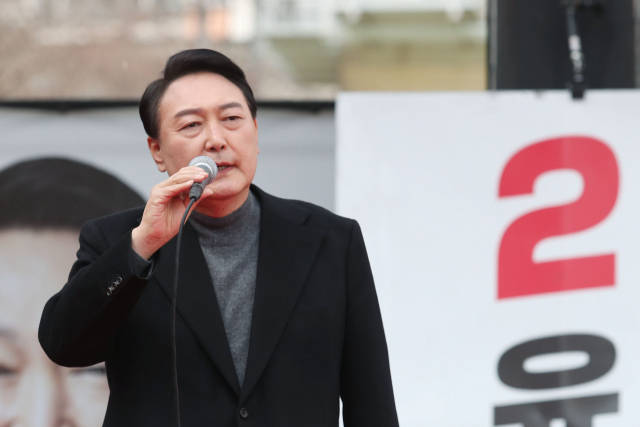 국민의힘 윤석열 대선후보가 8일 오후 부산 연제구 온천천 앞 유세 현장에서 지지를 호소하고 있다. 연합뉴스