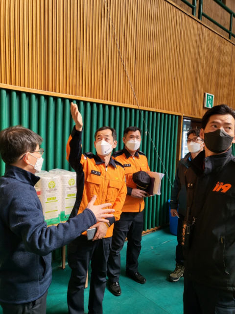 대구 중부소방서(서장 우병욱)는 제20대 대통령 선거를 대비해 중구 관내 개표소인 성명여중체육관 및 영남이공대천마체육관을 방문해 안전점검을 실시했다. 대구 중부소방서 제공