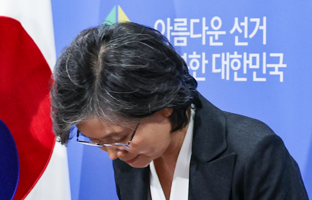노정희 중앙선거관리위원장이 20대 대통령 선거 본 투표일을 하루 앞둔 8일 경기도 과천 중앙선거관리위원회에서 담화문 발표를 마친 뒤 인사하고 있다. 연합뉴스