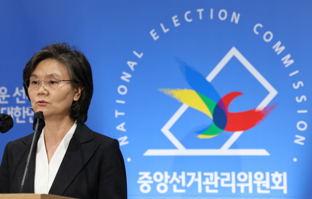 노정희 중앙선거관리위원장이 20대 대통령선거 본 투표일을 하루 앞둔 8일 경기도 과천 중앙선거관리위원회에서 담화문 발표를 하고 있다. 연합뉴스