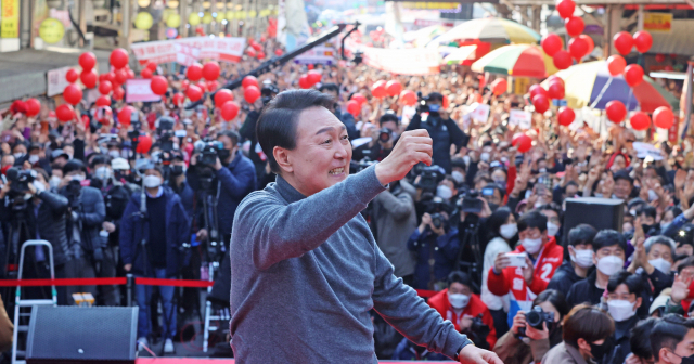 윤석열 국민의힘 대선 후보가 8일 오후 대구 중구 서문시장에서 지지를 호소하고 있다. 김영진 기자 kyjmaeil@imaeil.com