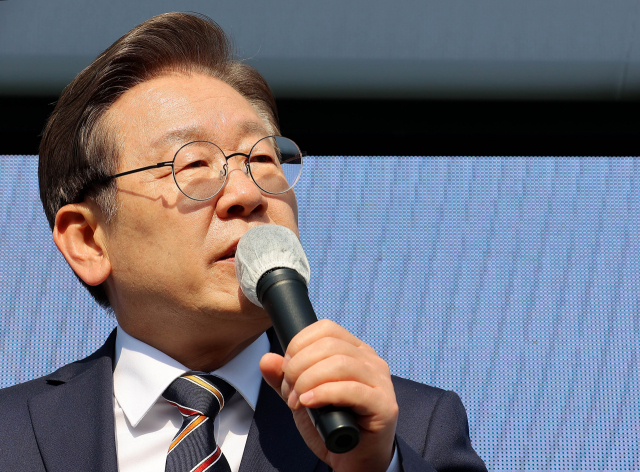 더불어민주당 이재명 대선 후보가 8일 오후 인천 계양구 계산역 앞에서 열린 유세에서 지지를 호소하고 있다. 연합뉴스
