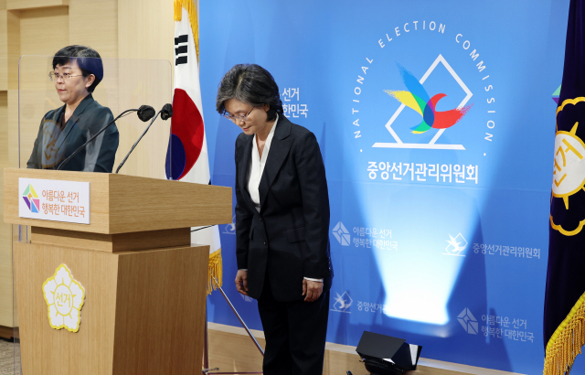 노정희 중앙선거관리위원장이 20대 대통령선거 본 투표일을 하루 앞둔 8일 경기도 과천 중앙선거관리위원회에서 담화문 발표를 마친 뒤 인사하고 있다. 연합뉴스