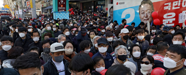 대통령 선거를 하루 앞둔 8일 오후 대구 서문시장에서 유권자들이 선거유세를 지켜보고 있다. 김영진 기자 kyjmaeil@imaeil.com