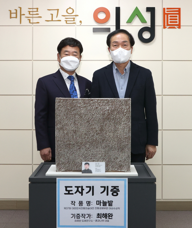 최해완(왼쪽) 작가가 김주수 의성군수에게 대상 수상 작품인 