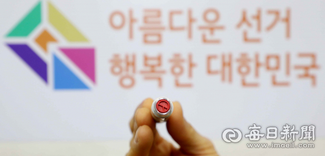 제20대 대통령선거를 하루 앞둔 8일 대구 한 투표소에서 대구시선관위 관계자가 기표 용구를 확인하고 있다. 정운철 기자 woon@imaeil.com