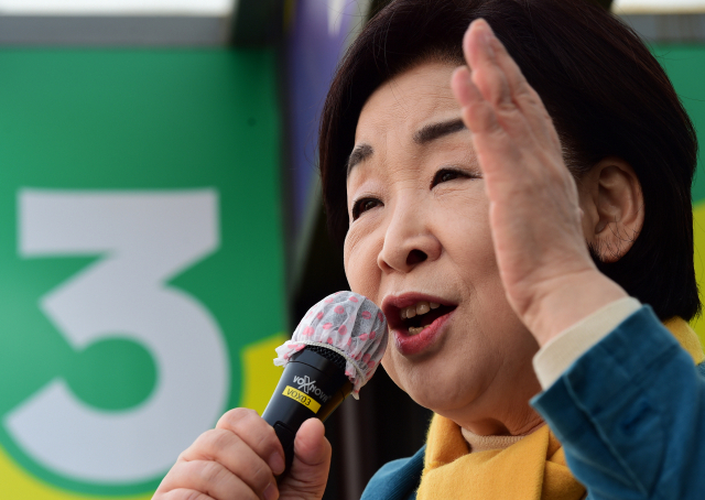 정의당 심상정 대선 후보가 8일 오후 서울 성북구 안암역 인근에서 열린 유세에서 지지를 호소하고 있다. 연합뉴스