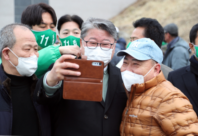 우리공화당 조원진 대선후보가 19일 대구 달성군 박근혜 전 대통령의 사저를 찾아 지지자들과 셀카를 찍고 있다. 연합뉴스