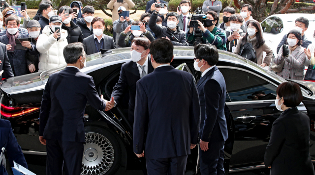 지난해 3월 3일, 윤석열 당시 검찰총장이 일선 검사들과 간담회를 위해 대구 고·지검을 방문한 자리에서 관계자들과 인사를 하고 있다. 매일신문DB