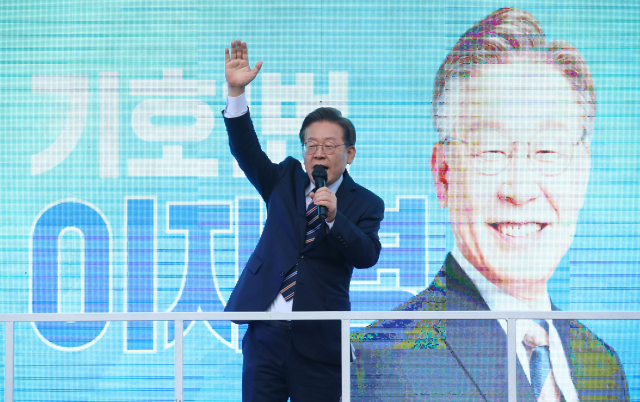 더불어민주당 이재명 대선후보가 8일 오후 서울 구로구 신도림역 앞에서 열린 유세에서 지지를 호소하고 있다. 연합뉴스