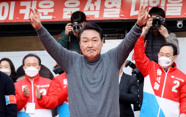 국민의힘 윤석열 대선후보가 8일 오후 대구 중구 서문시장에서 열린 유세에서 유권자들에게 지지를 호소하고 있다. 연합뉴스