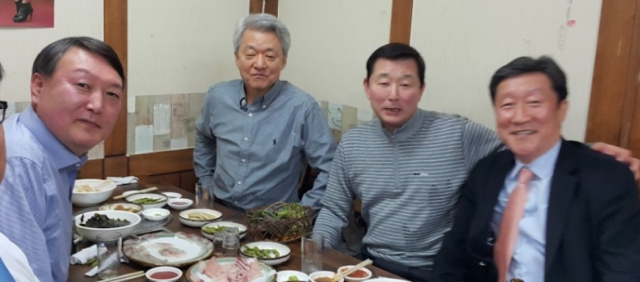 윤석열 국민의힘 대통령 후보가 대구고검 근무 시절 수성구 지산동 한 식당에서 가진 모임. 왼쪽부터 윤석열 후보, 천보성 전 삼성 라이온즈 유격수, 배대웅 전 삼성 라이온즈 2루수, 차순도 메디시티대구 협의회장.