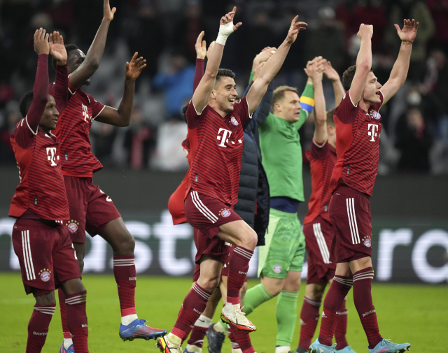9일 오전(한국시간) 열린 2021-2022 UEFA 챔피언스리그(UCL) 16강 2차전 홈 경기에서 잘츠부르크를 7-1로 완파한 바이에른 뮌헨 선수들이 기뻐하고 있다. 연합뉴스