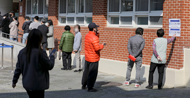 제20대 대통령선거일인 9일 오전 대구 북구 칠성동 제4 투표소에서 유권자들이 투표 차례를 기다리고 있다. 김영진 기자 kyjmaeil@imaeil.com