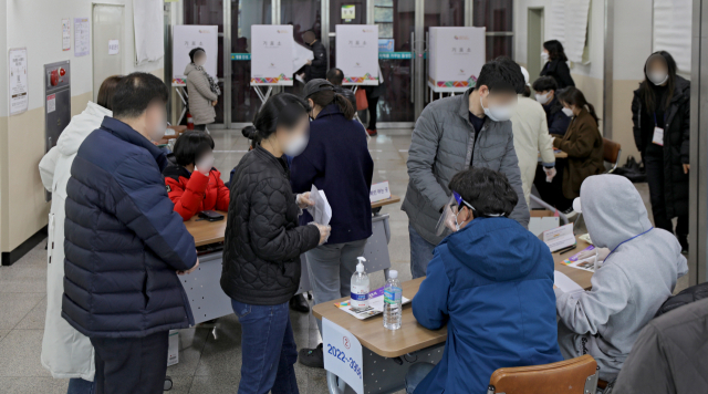 제20대 대통령선거일인 9일 오전 대구 북구 칠성동 제2 투표소에서 유권자들이 투표를 하고 있다. 기사 본문과는 무관함. 김영진 기자 kyjmaeil@imaeil.com