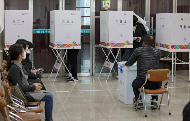 제20대 대통령선거일인 9일 오전 대구 북구 칠성동 제2 투표소에서 유권자들이 투표를 하고 있다. 김영진 기자 kyjmaeil@imaeil.com
