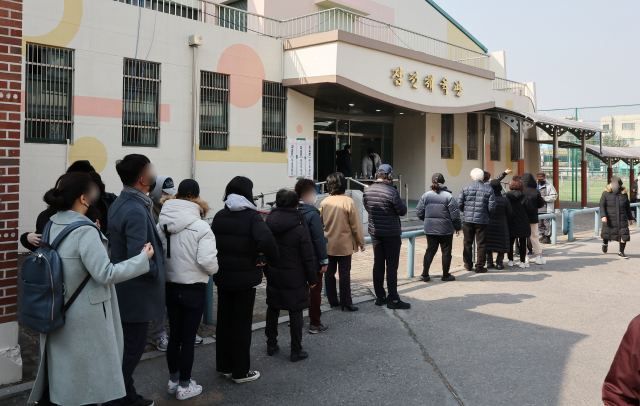 제20대 대통령선거 투표일인 9일 오전 서울 송파구 잠전초등학교 체육관에 마련된 잠실본동 투표소에서 유권자들이 소중한 한 표를 행사하기 위해 줄을 서 기다리고 있다. 연합뉴스