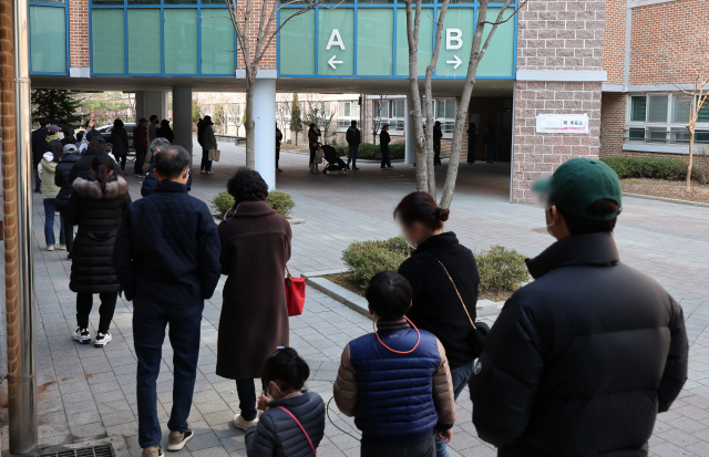 제20대 대통령선거 투표일인 9일 서울 송파구 송례중학교에 설치된 위례동 제3투표소에서 유권자들이 투표를 기다리고 있다. 연합뉴스
