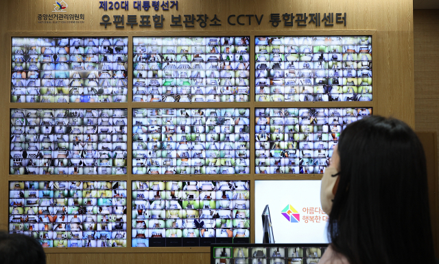 제20대 대통령선거 사전투표 첫날인 4일 경기도 과천시 중앙선거관리위원회 우편투표함 보관장소 CCTV 통합관제센터에서 한 관계자가 스크린을 바라보고 있다. 이날 오전 6시부터 오후 6시까지 진행된 사전투표에서는 선거인 총 4천419만7천692명 가운데 776만7천735명이 투표해 17.57%의 투표율을 기록했다. 이는 2017년 5월 19대 대선의 사전투표 첫날 최종 투표율보다 5.87%포인트 높은 수치로 사전투표가 전국단위 선거에 처음 적용된 지난 2014년 이후 첫날 사전투표율 기준으로는 최고치다. 연합뉴스