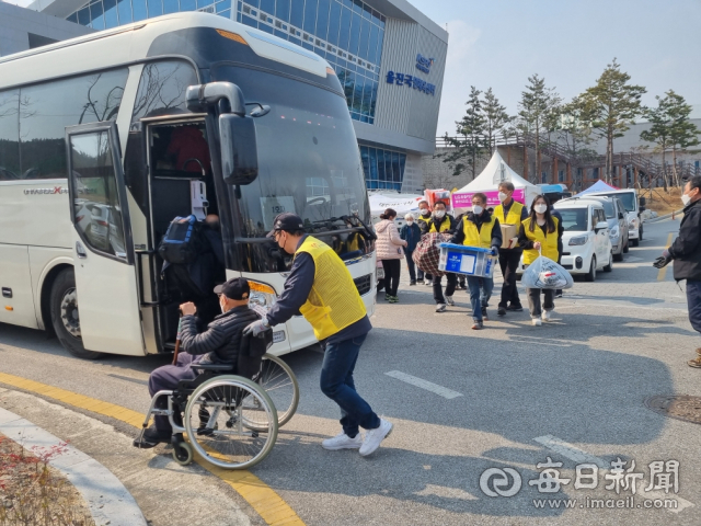 울진국민체육센터에 거주 중이던 산불 이재민 한 분이 자원봉사자의 도움을 받아 덕구온천호텔로 가는 이송 버스에 몸을 싣고 있다. 신동우기자