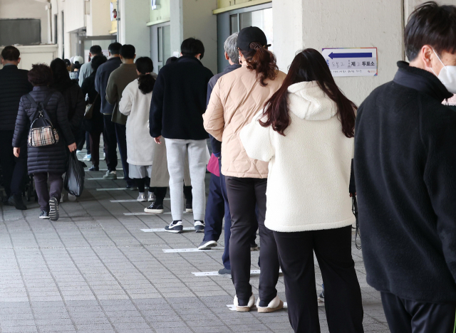제20대 대통령선거 투표일인 9일 오후 서울 도봉구 공유부엌 달그락에 설치된 도봉2동 제2투표소에서 유권자들이 투표를 기다리고 있다. 연합뉴스