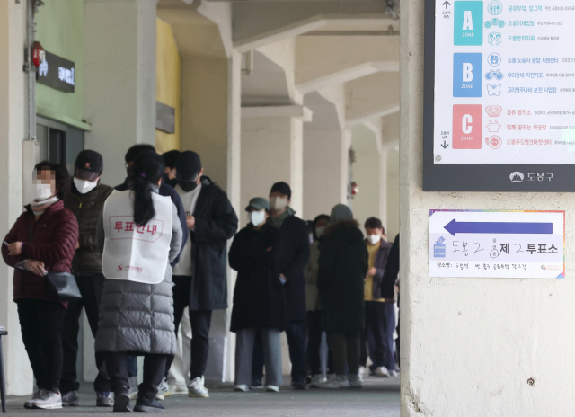 제20대 대통령선거 투표일인 9일 오후 서울 도봉구 공유부엌 달그락에 설치된 도봉2동 제2투표소에서 유권자들이 투표를 기다리고 있다. ※ 해당 기사와 직접 관련이 없습니다. 연합뉴스