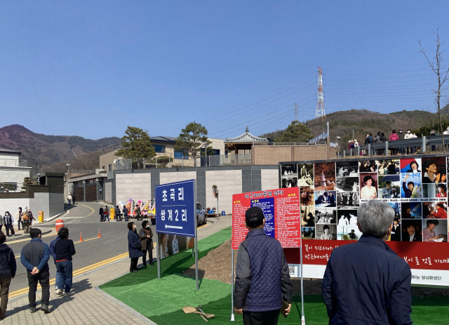 제20대 대통령 선거일인 9일 대구 달성군 유가읍 쌍계리 박근혜 전 대통령 사저 앞에 박 대통령의 이사를 기다리는 지지자들이 모여 있다. 연합뉴스