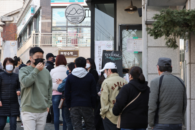 제20대 대통령선거일인 9일 오후 서울 서대문구 커피전문점에 마련된 북가좌제2동 제5투표소에서 유권자들이 투표를 위해 줄을 서 있다. 연합뉴스