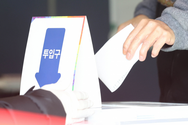 제20대 대통령 선거일인 9일 오후 서울 양천구 신월1동 제5투표소에서 유권자가 투표함에 투표용지를 넣고 있다. 연합뉴스