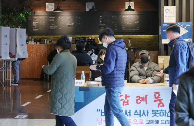 20대 대통령 선거 본 투표일인 9일 오후 서울 동대문구의 한 웨딩홀 카페에 마련된 휘경1동 제3투표소에서 유권자들이 투표를 하고 있다. 연합뉴스