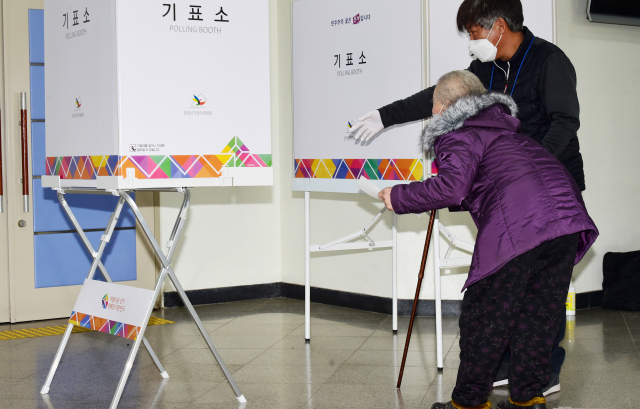 제20대 대통령 선거날인 9일 강원 화천군 화천읍 문화예술회관에 차려진 투표소에서 한 어르신이 지팡이를 짚고 한표를 행사하고 있다. 연합뉴스
