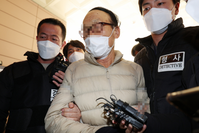 송영길 더불어민주당 대표에게 둔기를 휘두른 70대 유튜버 A씨가 제20대 대통령선거일인 9일 오후 서울 마포구 서부지법에서 구속 전 피의자심문(영장실질심사)을 받기 위해 출석하고 있다. 연합뉴스