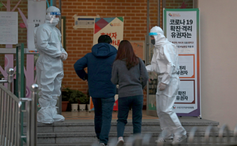제20대 대통령선거일인 9일 오후 대구 수성구 한 투표소에서 확진 및 격리 유권자들이 투표를 하기 위해 투표소로 들어가고 있다. 김영진 기자 kyjmaeil@imaeil.com