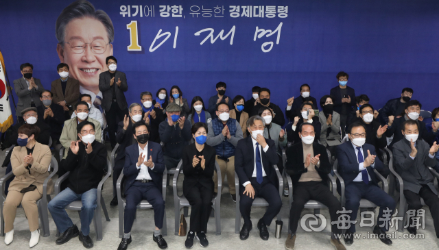 제20대 대통령선거일인 9일 오후 대구 중구 더불어민주당 대구시당에서 선대위 관계자 및 당직자들이 방송사 출구조사 결과를 지켜보며 환호하고 있다. 안성완 기자 asw0727@imaeil.com