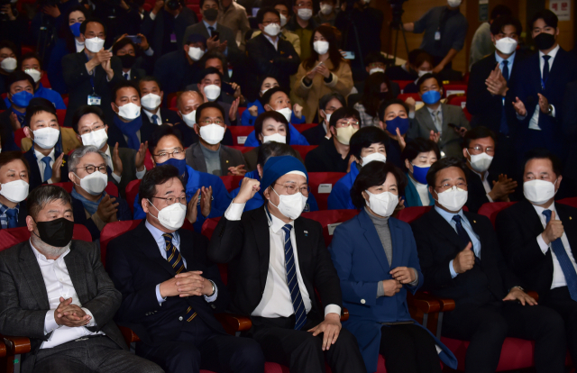 더불어민주당 이낙연 총괄선대위원장과 송영길 대표, 윤호중 원내대표, 추미애 명예선대위원장 등 당 지도부가 9일 오후 서울 여의도 국회 의원회관 개표 상황실에서 방송 3사 출구조사 결과를 지켜보며 환호하고 있다. 연합뉴스